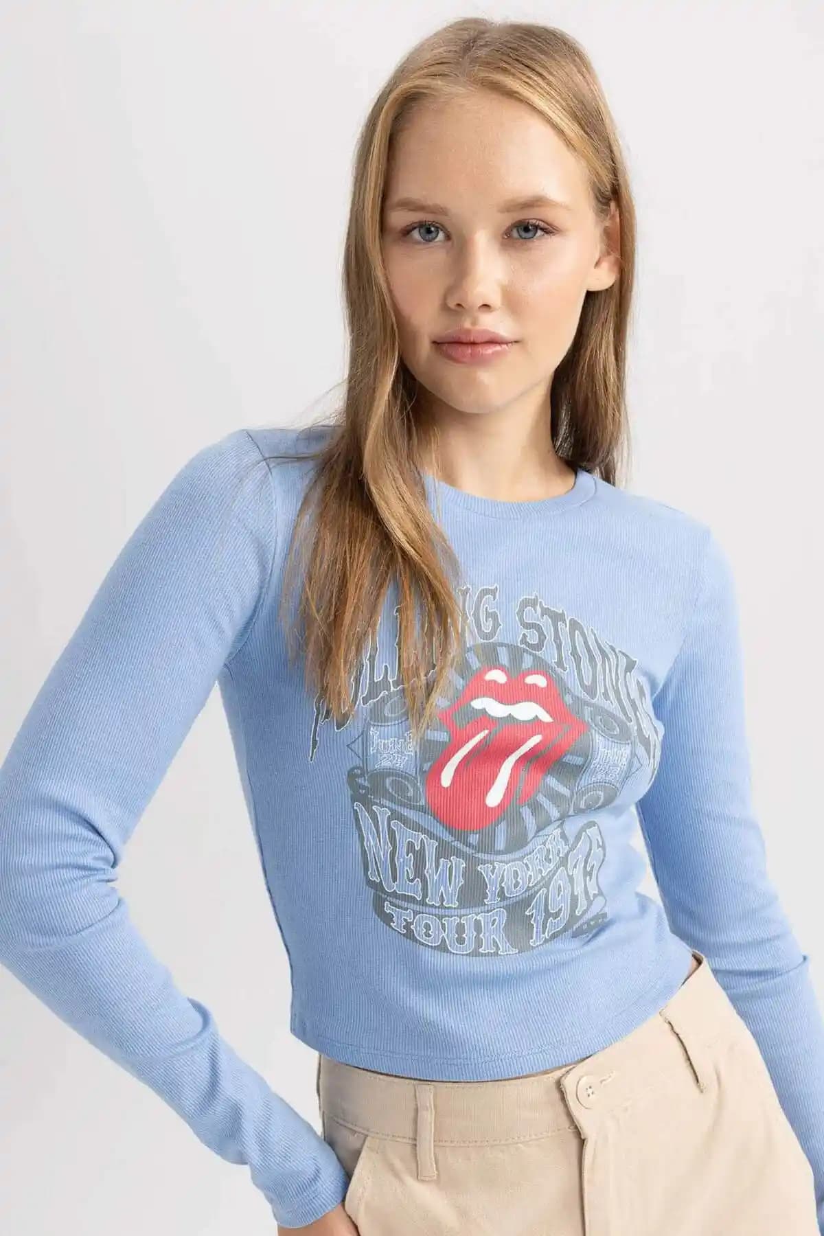 DeFacto'nun modern ve rahat uzun kollu kaşkorse tişörtü günlük şıklık ve konfor sunar