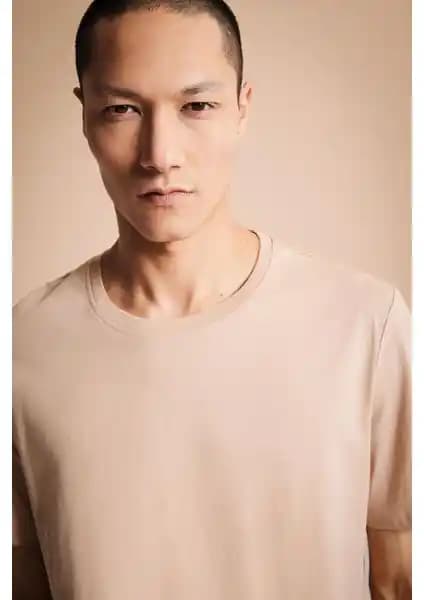 DeFacto Regular Fit Bisiklet Yaka Basic Tişört: Şıklık ve Konfor Sunan Günlük Giyim Parçası