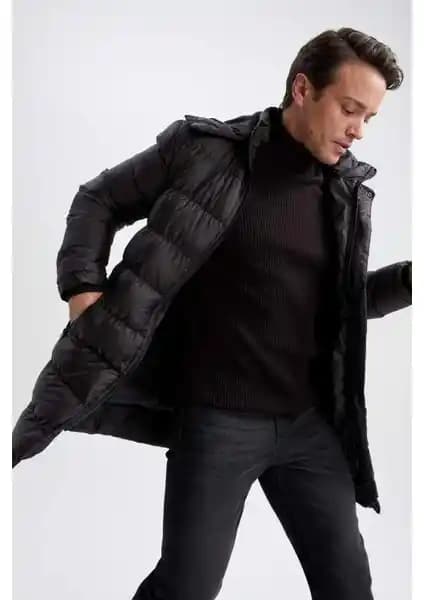 DeFacto Slim Fit Kapüşonlu Şişme Mont Erkekler İçin Modern ve Fonksiyonel Kış Kıyafeti