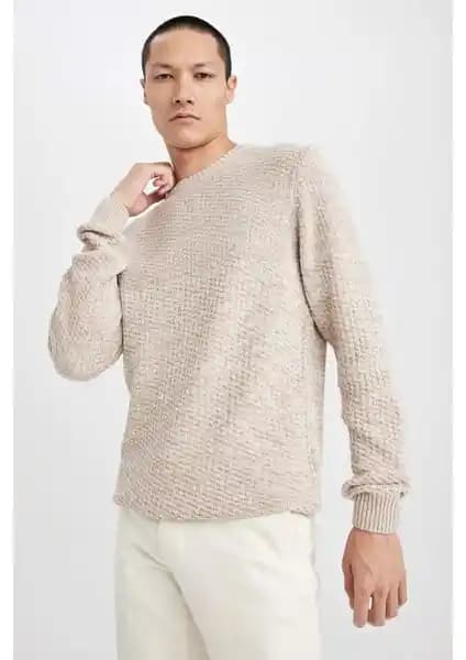 DeFacto Standart Fit Bisiklet Yaka Triko Kazak: Günlük Şıklık ve Konforun Buluşması