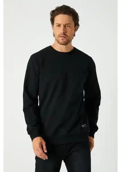 Erkek Siyah Basic Bisiklet Yaka Sweatshirt: Şıklık ve Konforun Modern Buluşması
