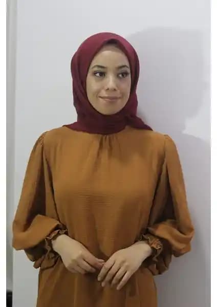 Eşarp Durağı Düz Yazma Bordo: Şıklık ve Zarafetin Günlük ve Özel Kullanım İçin Uygun Alternatifi