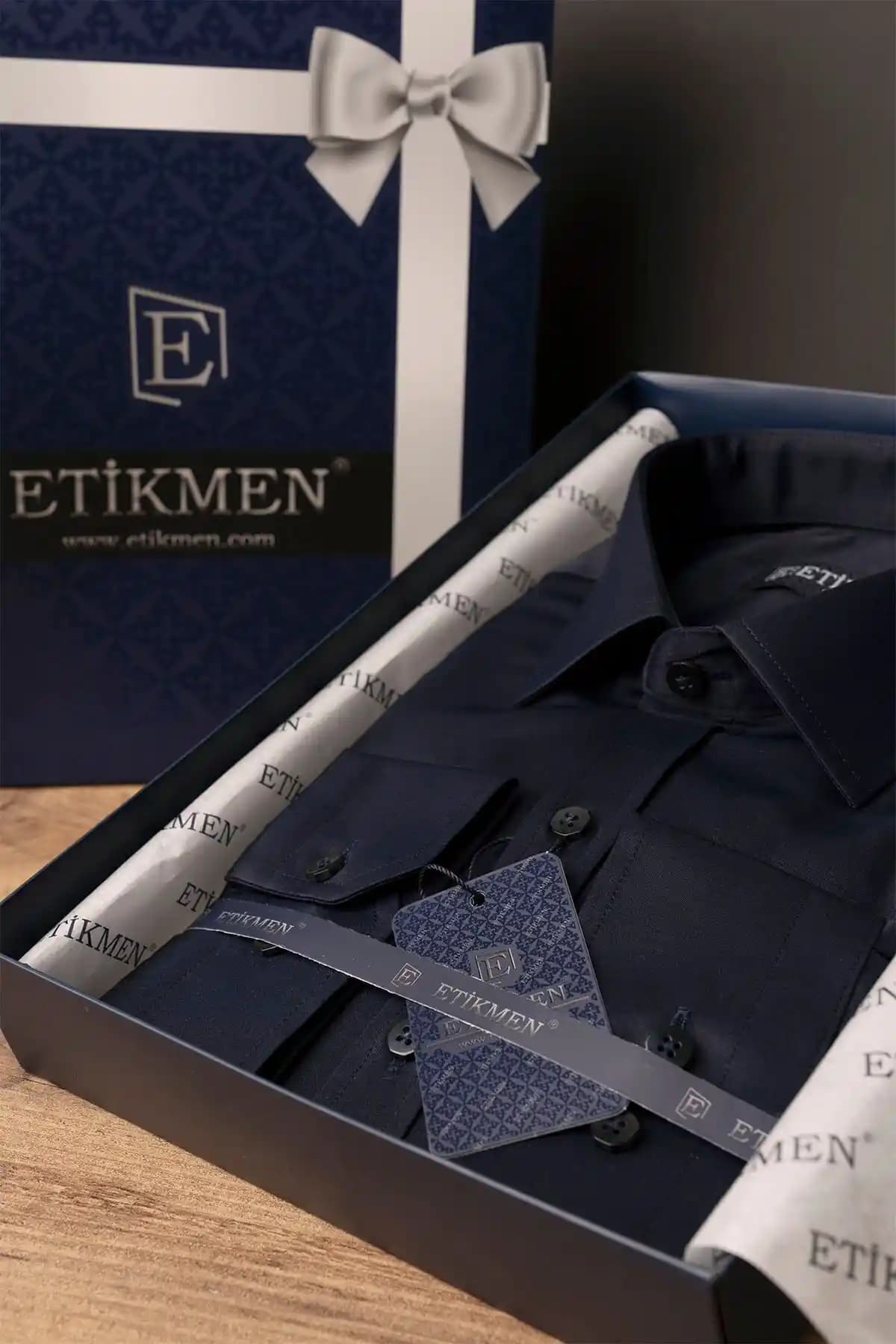 Etikmen Lacivert Saten Slimfit Erkek Gömlek: Modern ve Şık Tasarım, Kaliteli Kumaş ve Çok Yönlü Kullanım İmkanı