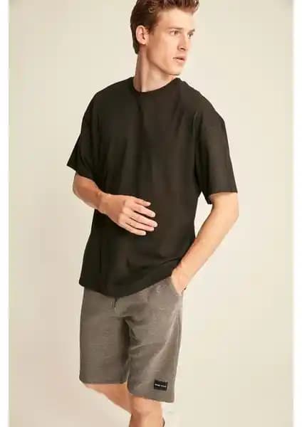 Grimelange Jett Erkek Oversize Fit Siyah T-shirt: Organik Pamuk ve Rahatlık Sunan Modern Tasarım