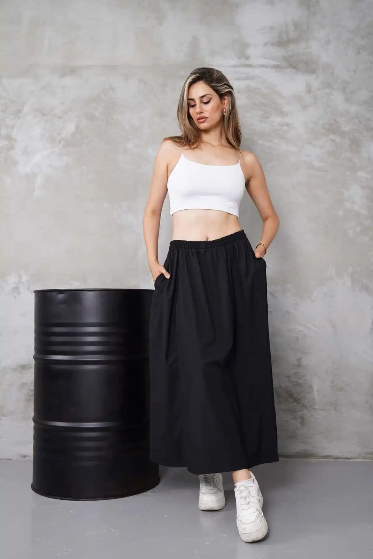 Gülmude Uzun Beli Lastikli Etek: Şıklık ve Konfor Sunan Çok Yönlü Kadın Etek Modeli