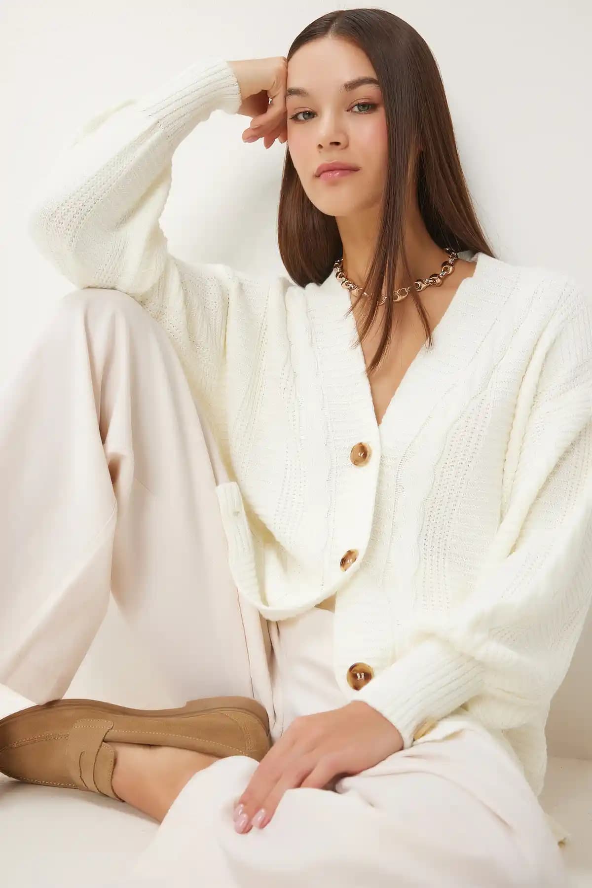 Happiness İstanbul Ekru Balon Kollu Salaş Triko Hırka Kadın Giyiminde Şıklık ve Konforun Buluşması