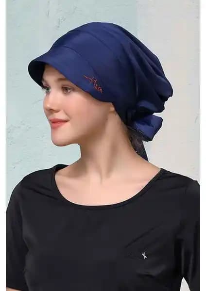 Haşema imzalı lacivert vizör deniz bonesi: şıklık ve fonksiyonellik bir arada