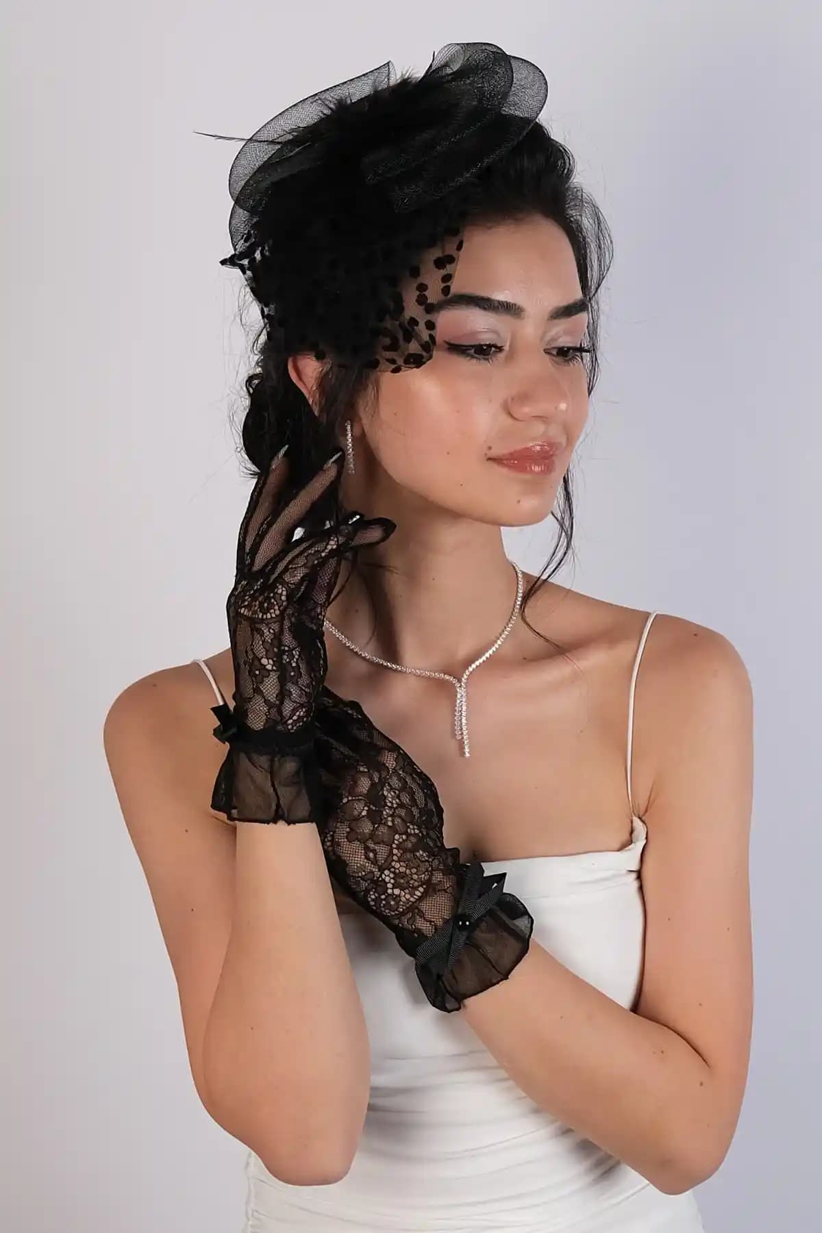 Hayalperest Puantiyeli Siyah Kostüm Kepi ve Kurdele Detaylı Eldivenleri Ürün Özellikleri