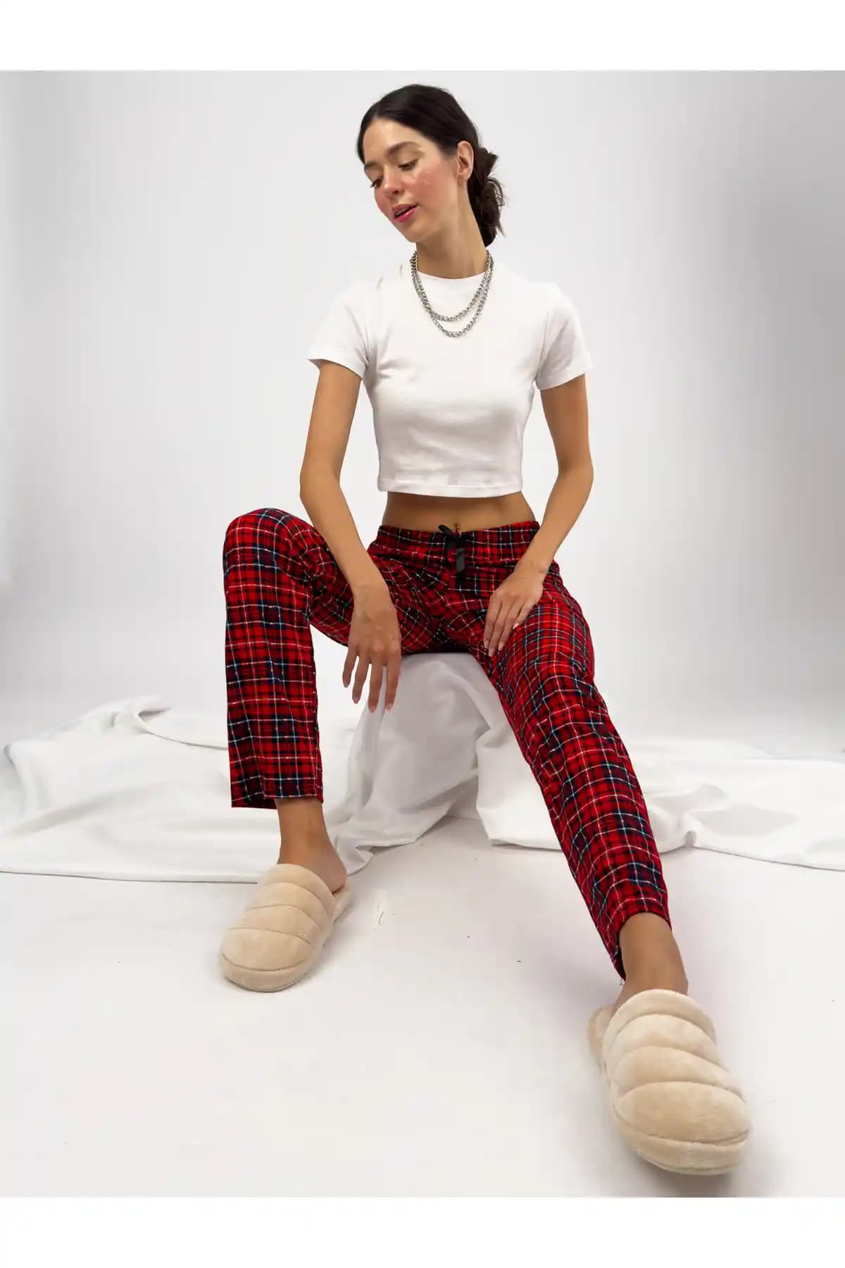 Kadife Pijama Altı Kadınlar İçin Konfor ve Şıklık Sunan Ekoseli Tasarım