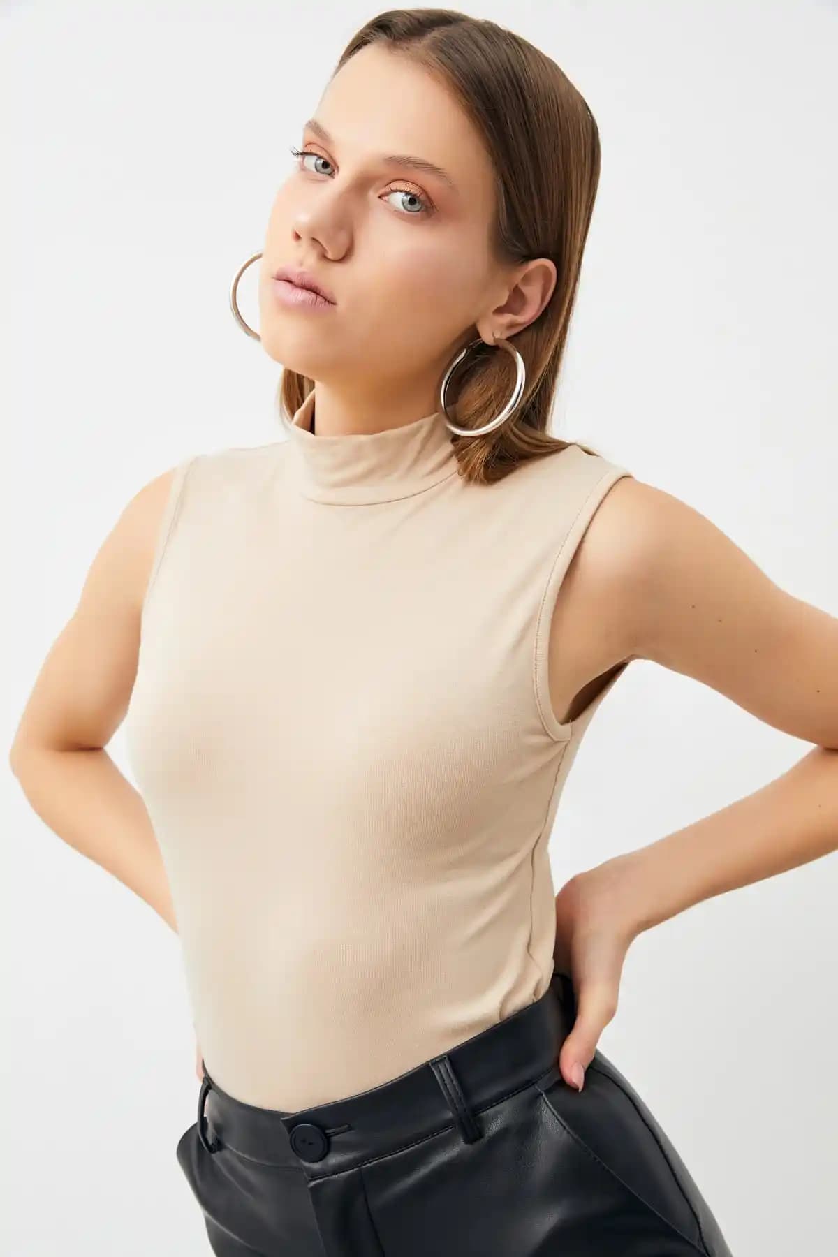 Kadın Krem Kolsuz Body: Şık ve Rahat Günlük Kullanım İçin Modern Tasarım