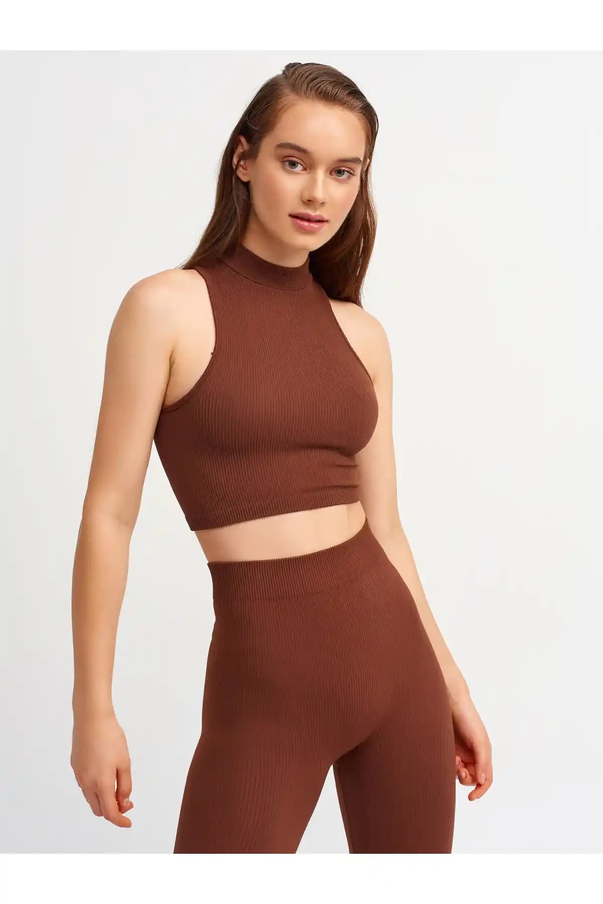 Kadınlar İçin Modern ve Şık Kahve Balıkçı Yaka Kolsuz Crop Bluz Detayları ve Kombinasyon İpuçları