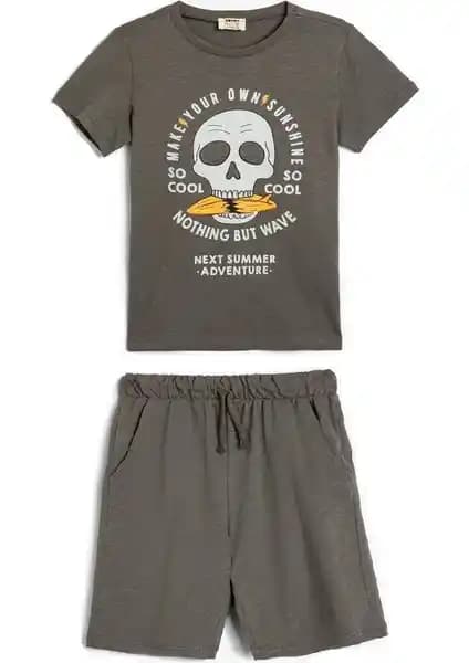Koton Erkek Çocuklar İçin 2'li Şort Tişört Takımı Konfor ve Şıklık Sunar