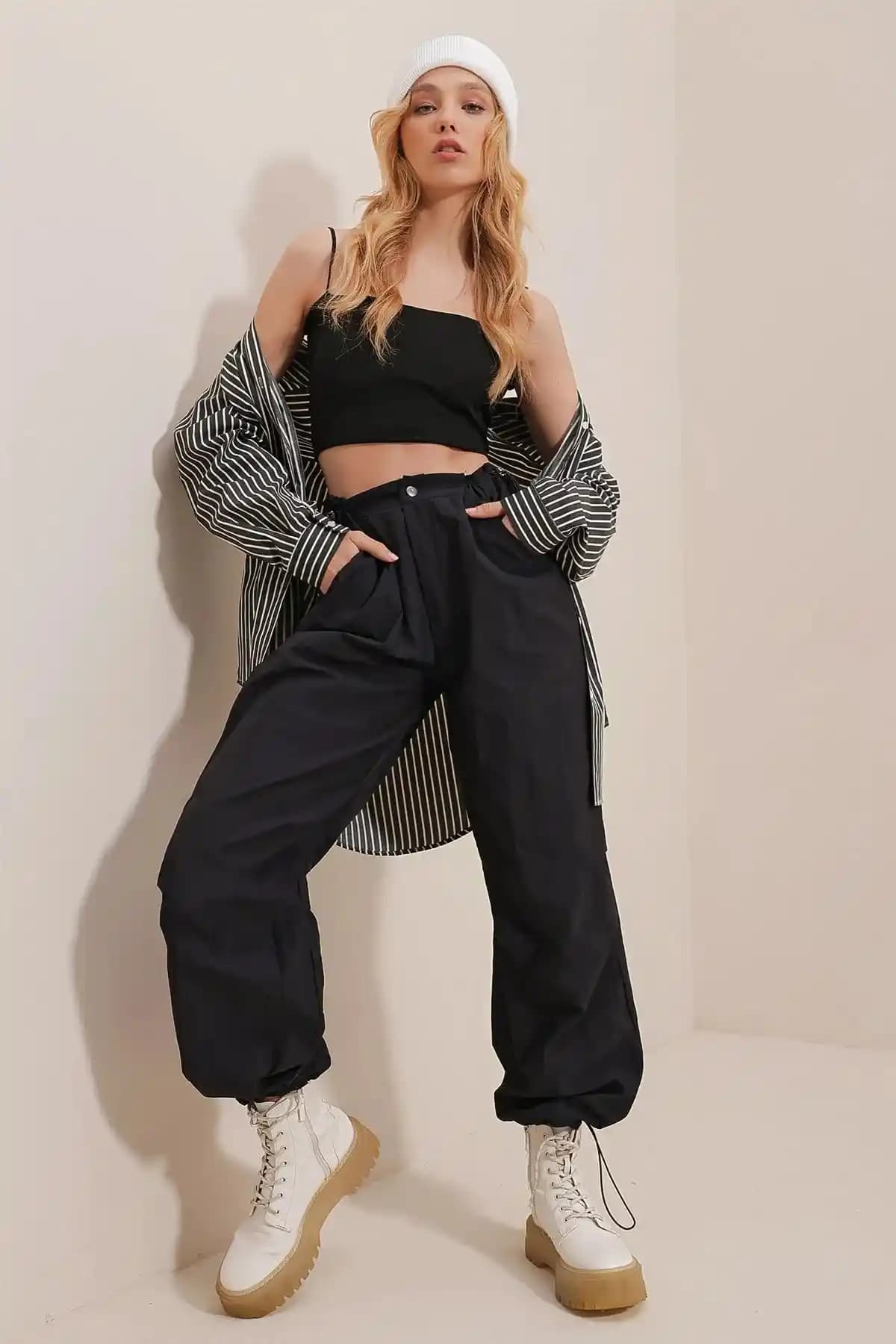 Laleli Butik Siyah Paraşüt Kumaş Pantolon: Modern ve Rahat Kadın Giyim Parçası