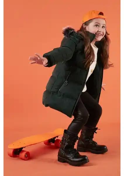 Lela Yakası Suni Kürklü Peluş Astarlı Çocuk Montu Şık ve İşlevsel Kış Giyim Seçeneği