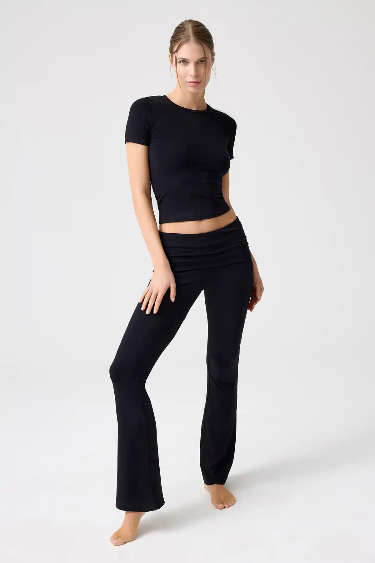 Los Ojos ve Melodi İş Birliğiyle Tasarlanan Siyah İspanyol Paça Pantolon İncelemesi