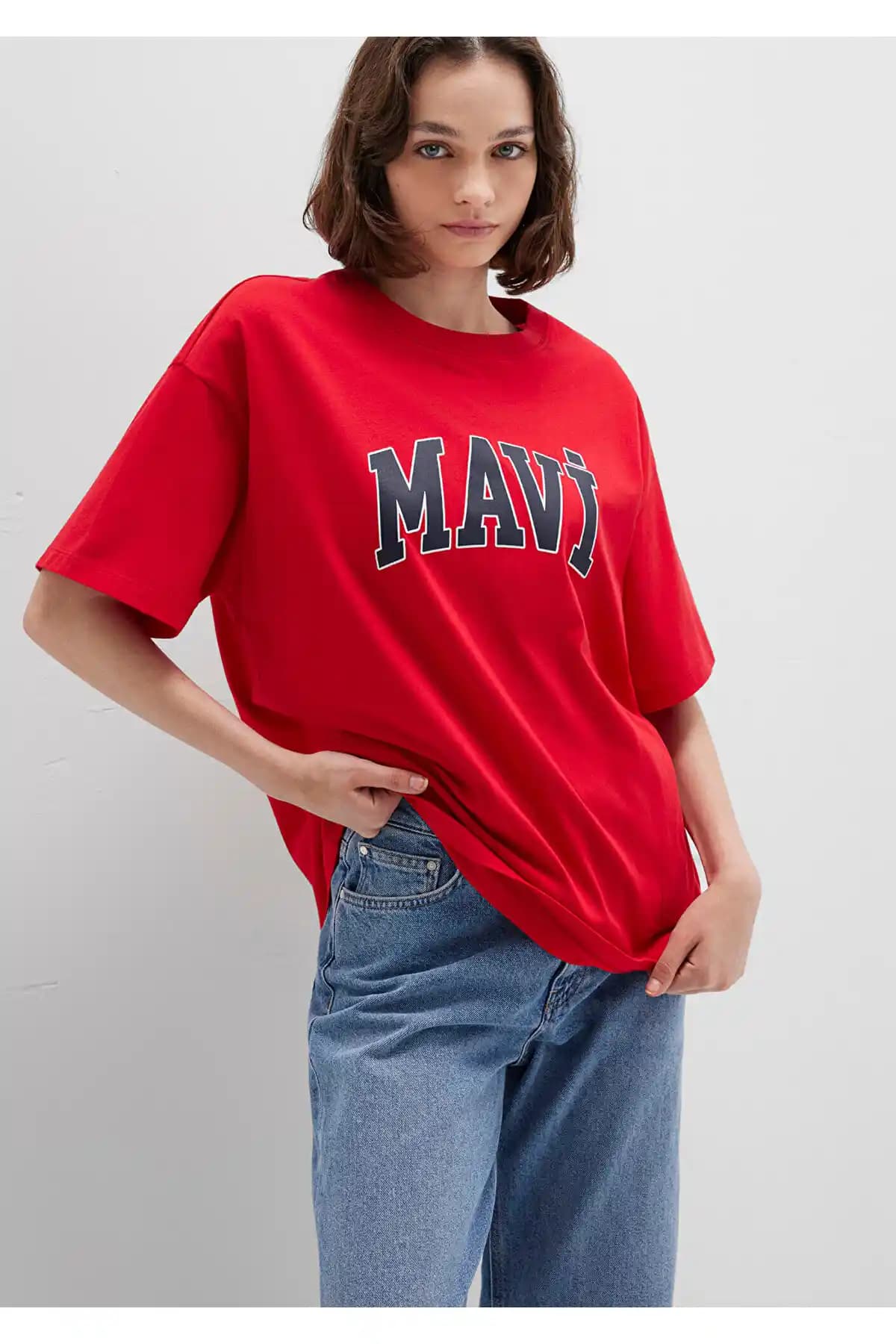 Mavi Marka Kırmızı Oversize Tişört Günlük Şıklık ve Konfor Sunar