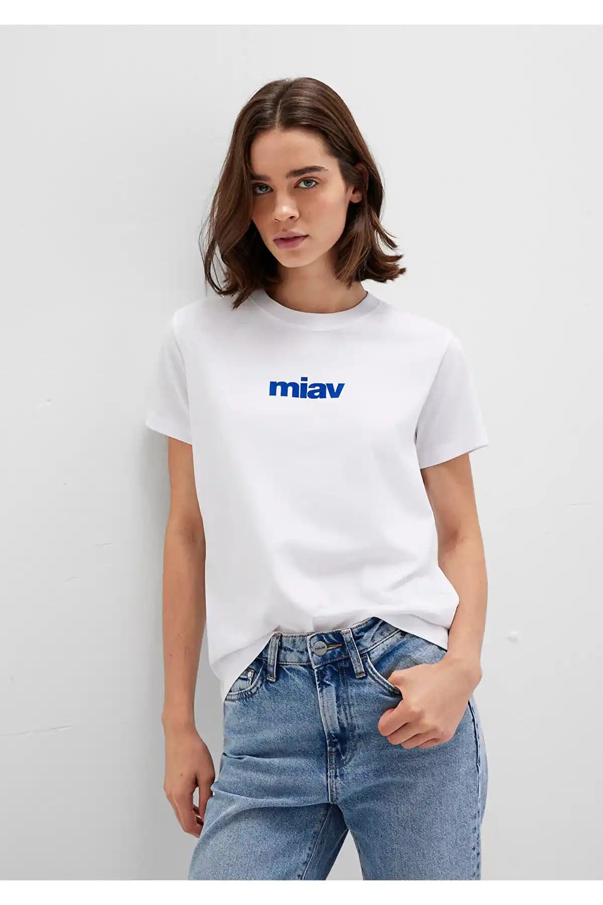 Mavi Miav Baskılı Beyaz Tişört: Rahatlık ve Şıklığın Günlük Bışımı