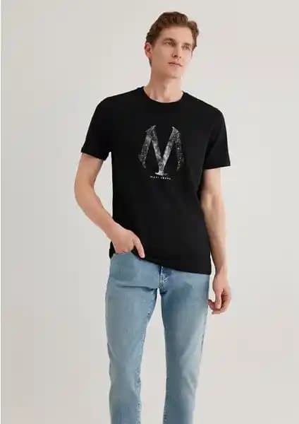 Mavi Mühür Logo Baskılı Siyah Tişört: Modern ve Rahat Tasarım ile Günlük Şıklık