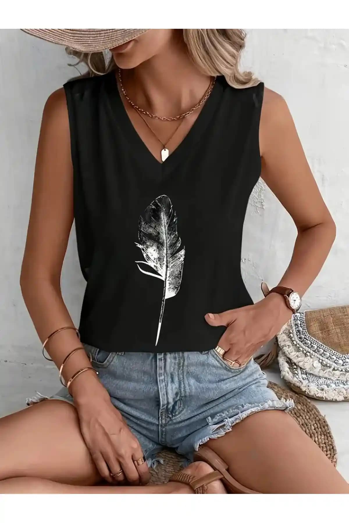 Mercoledi Kadın Oversize V Yaka T-shirt Günlük Şıklık ve Konfor Sunan Modern Tasarım
