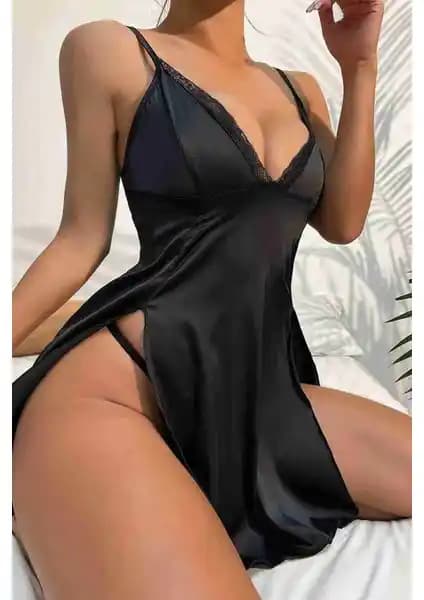 Merry See Aria's Closet Yanlardan Yırtmaçlı Siyah Gecelik Şıklık ve Konfor Sunar