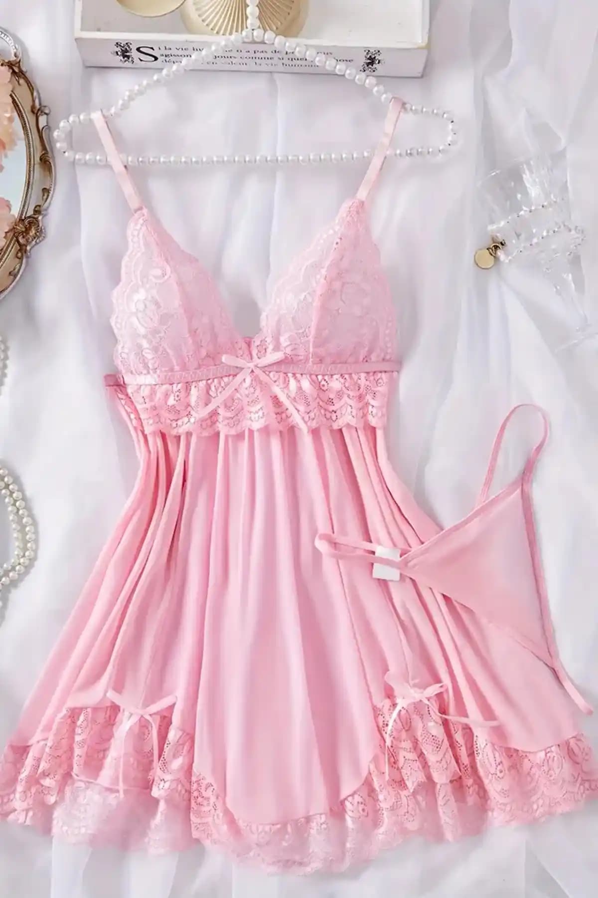 Merry See Dantelli Askılı Yu<muş>acık Tanga ve Gecelik Takımı: Şıklık ve Konforun Buluşması