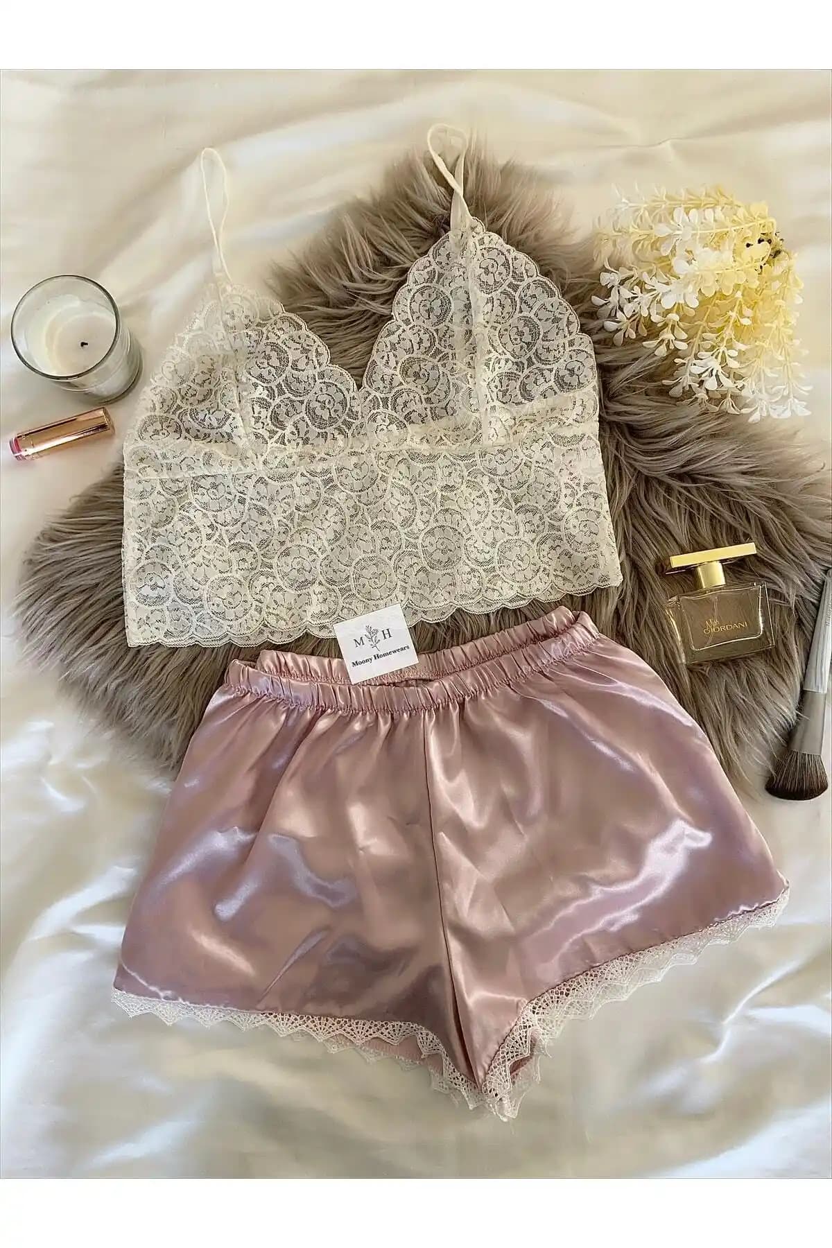 MH Moony Homewears Rüya Gibi Şortlu Saten Gecelik Takımı: Şıklık ve Konforun Buluşması