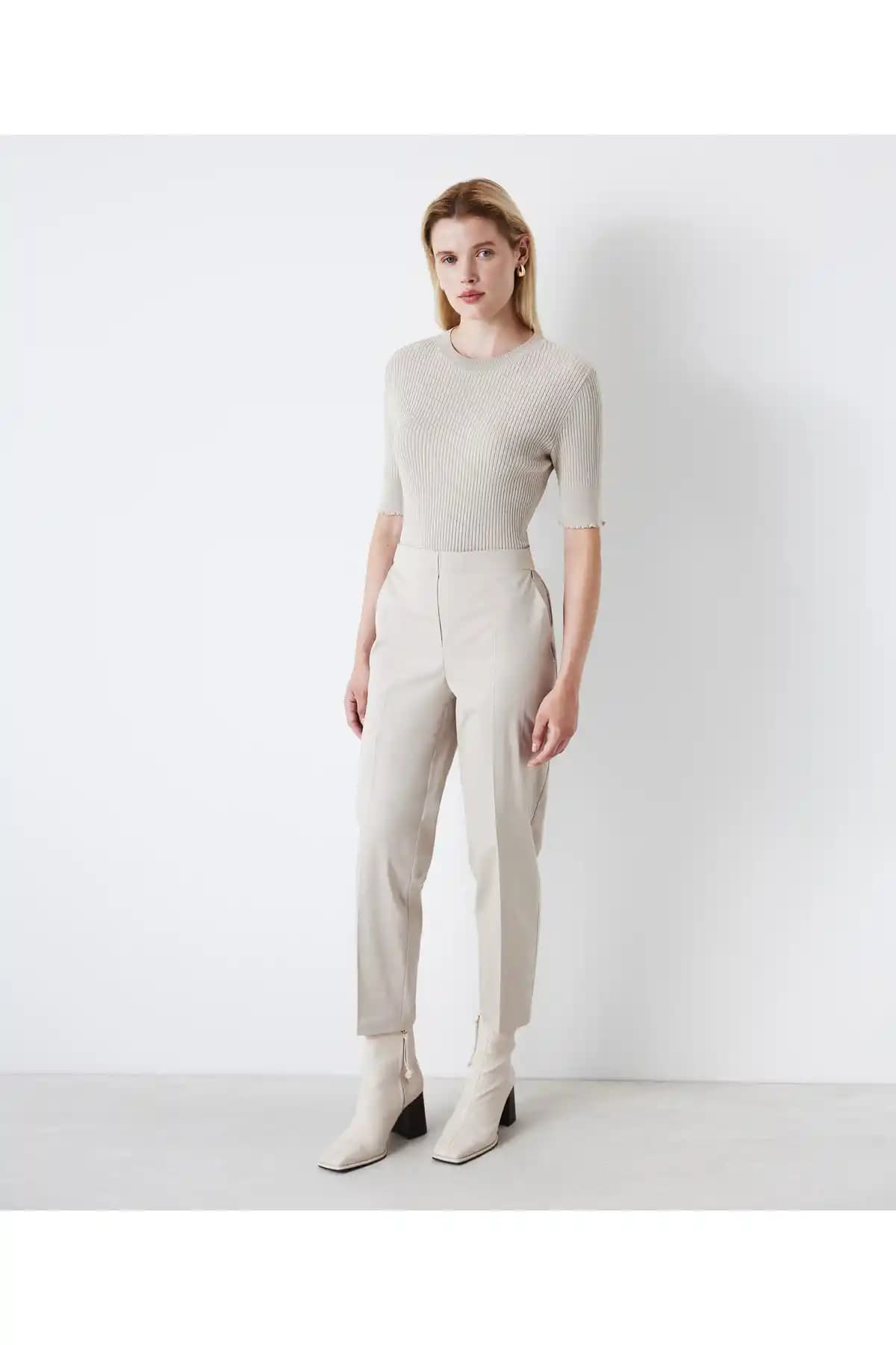 MISS IPEKYOL Sigara Kesim Pantolon: Şıklık ve Konforu Bir Arada Sunan Modern Tasarım