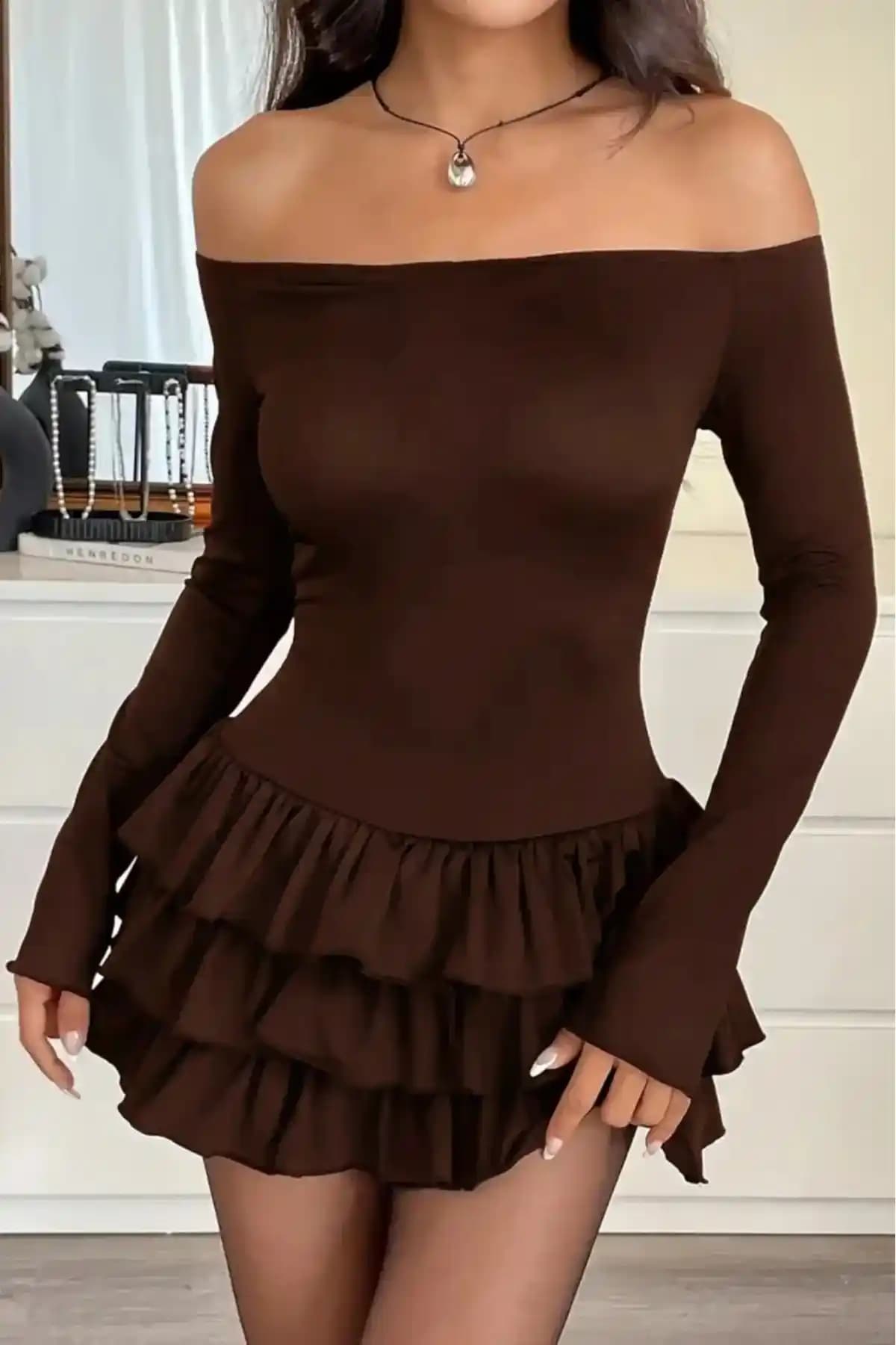 Modern ve Çok Yönlü Kadın Elbisesi: Kayık Yaka Uzun Kollu Mini Elbise Tasarımı