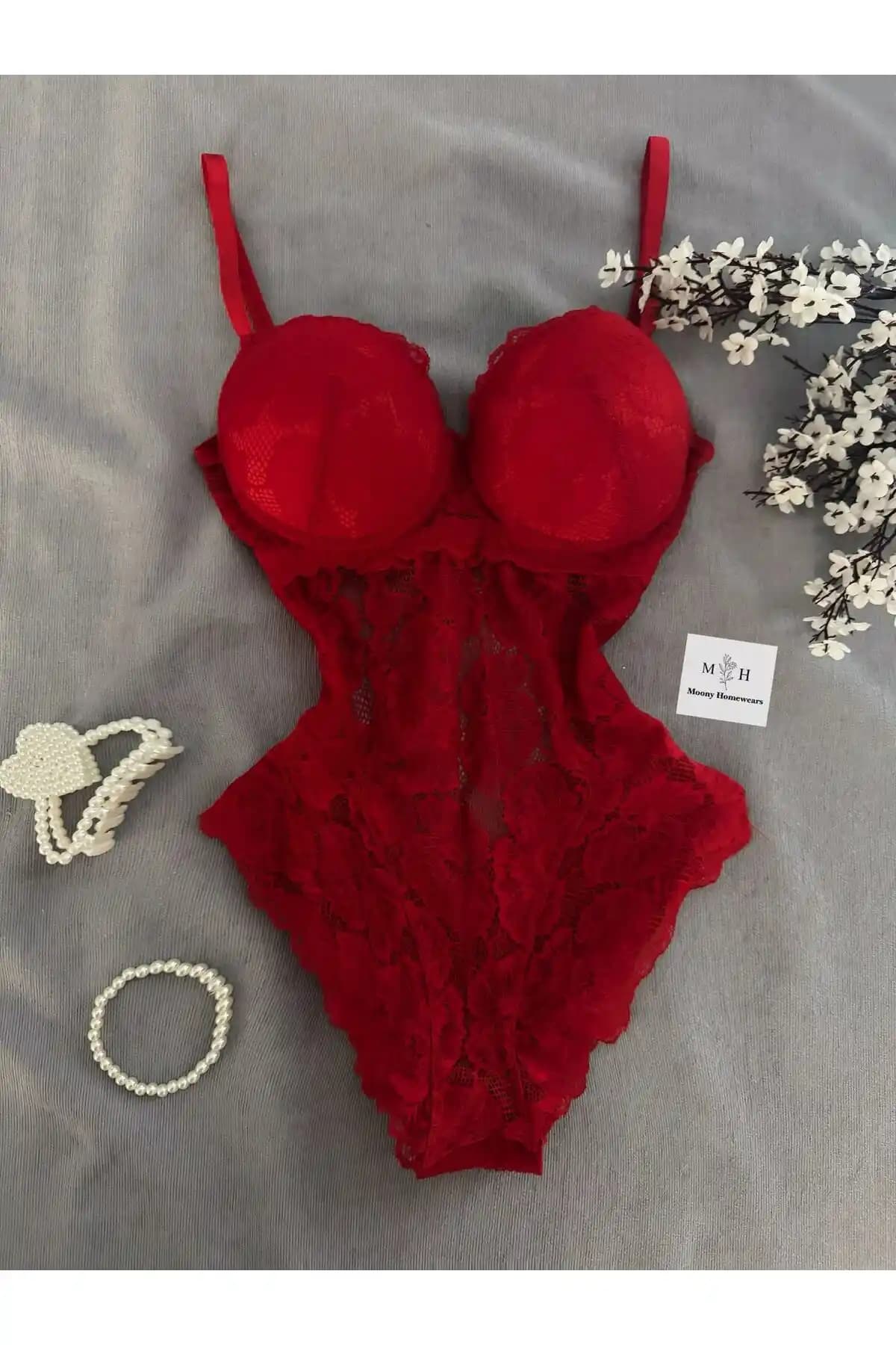 Moony Diana Royal Kırmızı Seksi Tulum: Şıklık ve Konforun Birleştiği Kadın Giyim Parçası