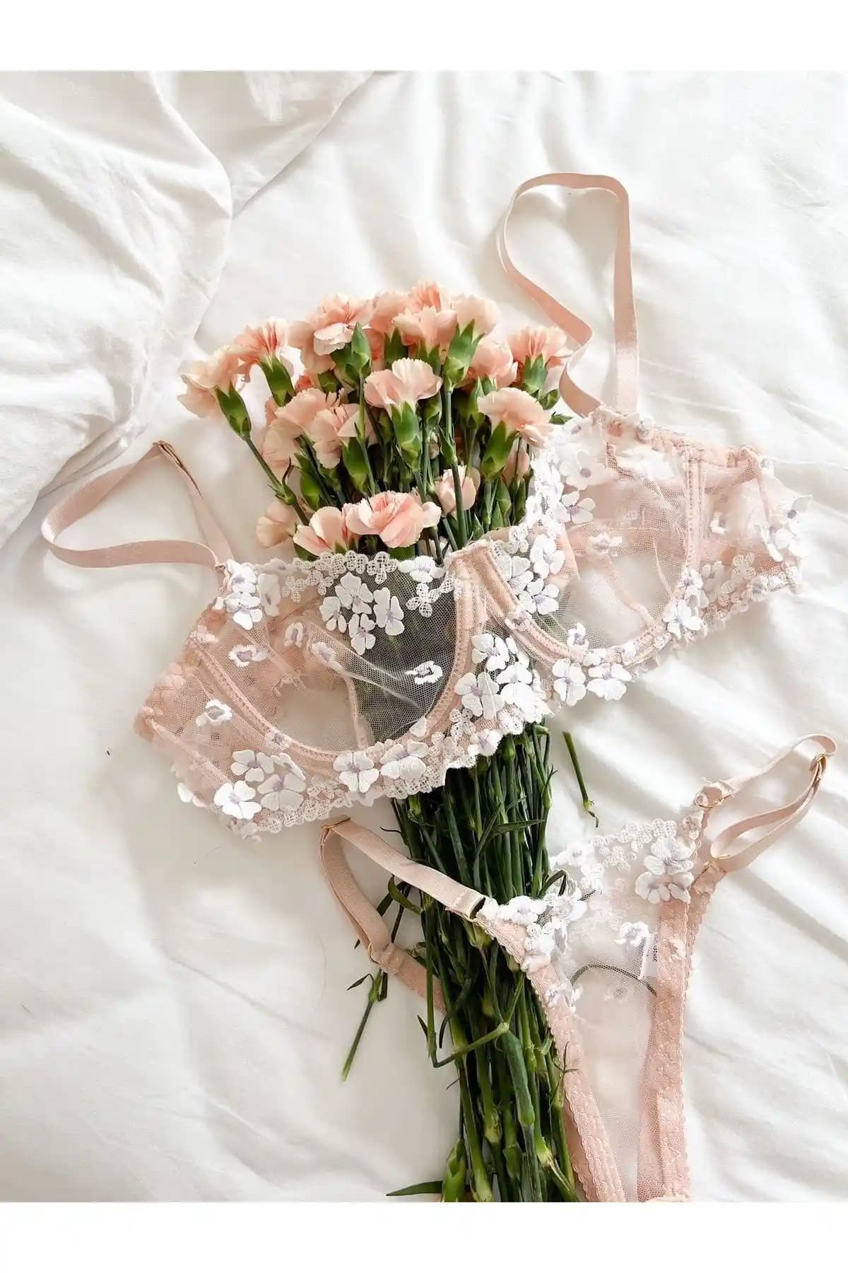 NATTY Transparan Daisy Balenli Takım: Şıklık ve Konforu Bir Arada Sunan İç Giyim Ürünü