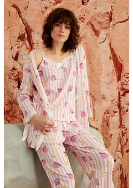 Nisanca Sabahlıklı Dantel Detaylı Pegasus Kadın Pijama Takımı: Şıklık ve Konforun Birleşimi