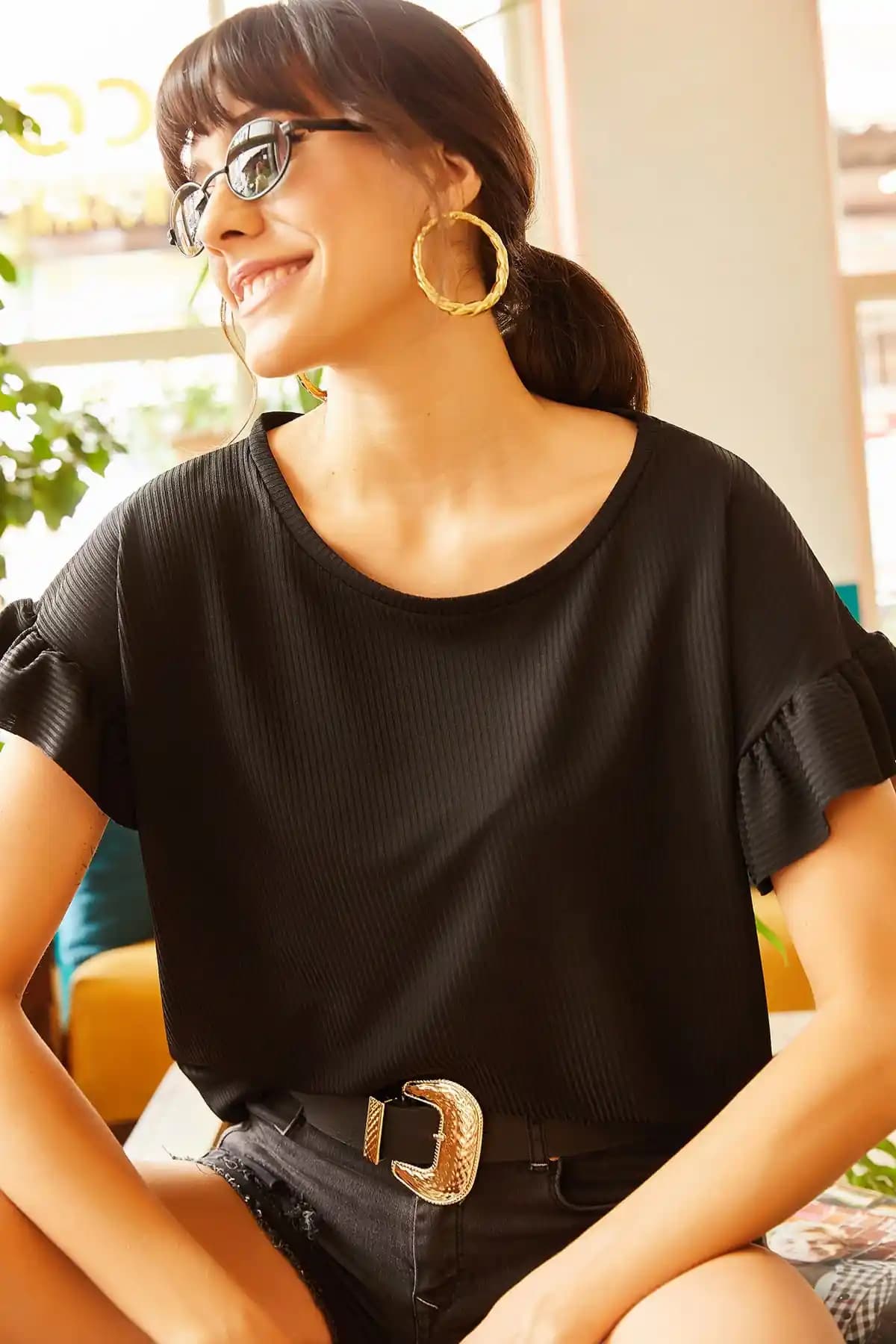 Olalook Kadınlar İçin Siyah Kolu Fırfırlı Kaşkorse Tişört Günlük ve Spor Kullanımına Uygun