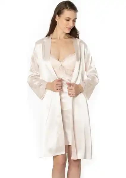 Pierre Cardin Saten Dantelli Gecelik ve Sabahlık Takımı Şıklık ve Konforu Bir Arada Sunar