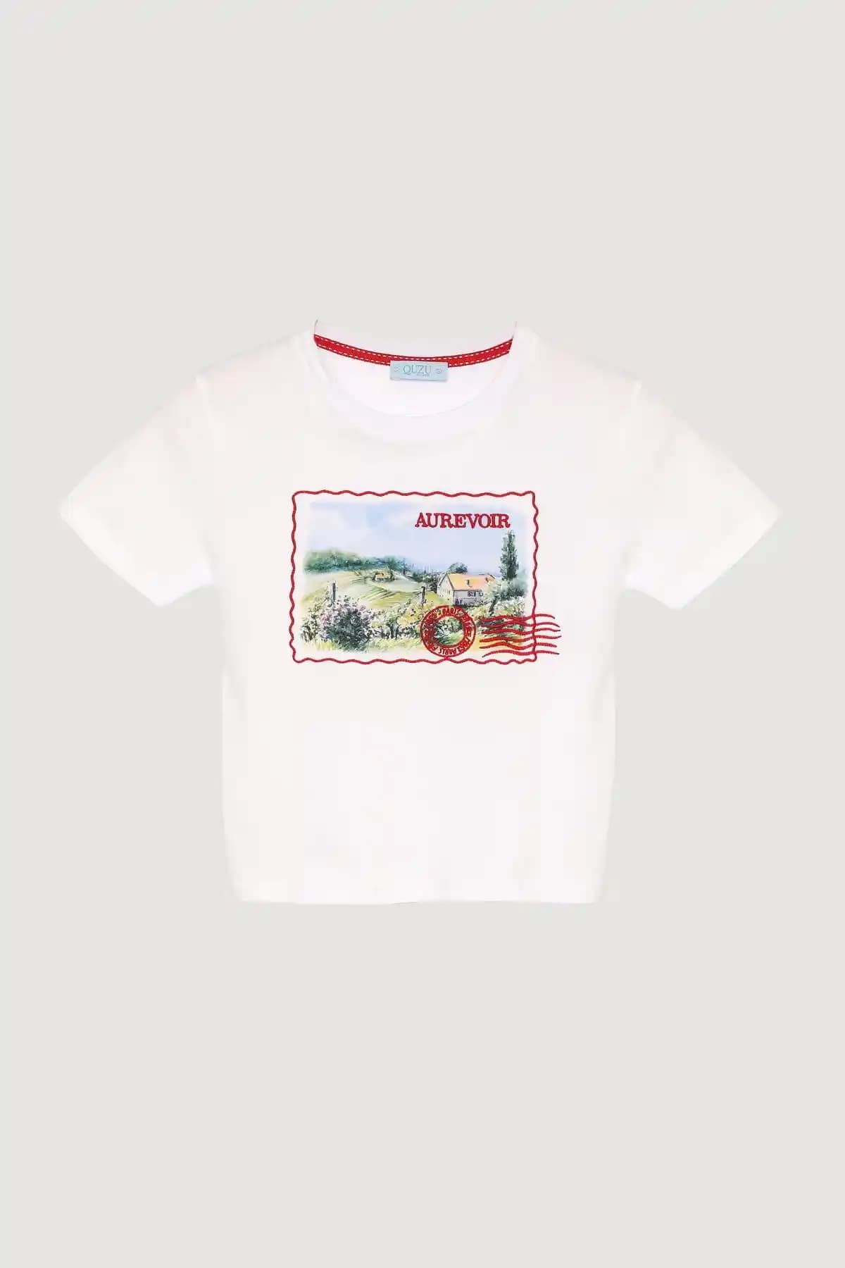 Quzu Kartpostal Baskılı Crop Tişört Beyaz - Modern ve Şık Günlük Giyim Seçeneği