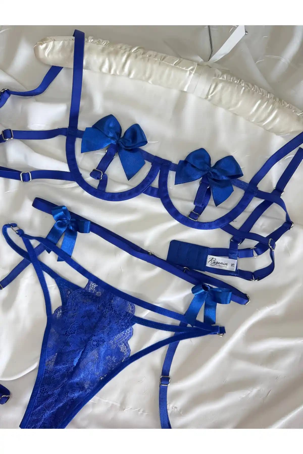 Rozenin Lingerie Saks Mavi 3'lü Set: Şıklık ve Konforu Bir Arada Sunan Kadın İç Giyim Ürünü