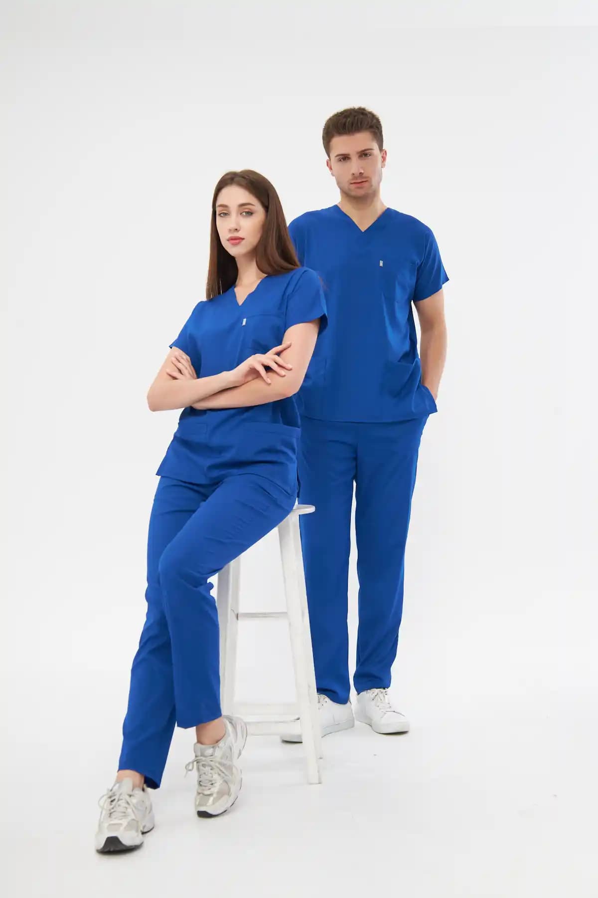 Sağlık Personeli İçin Konforlu ve Şık Saks Mavi Likralı Medikal Üniforma