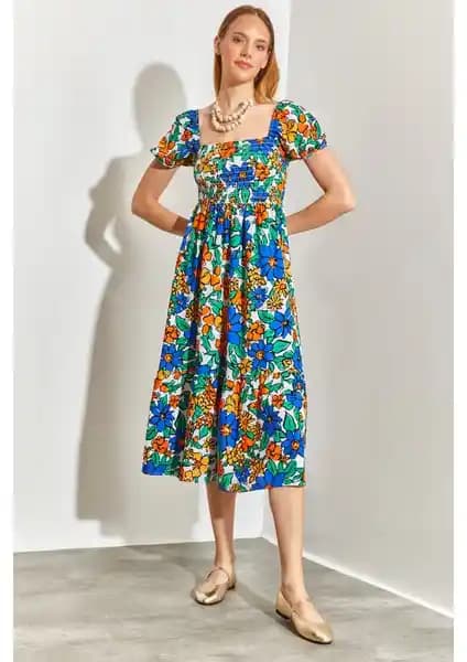 Shade Kare Yaka Gipeli Çok Desenli Kloş Elbise: Modern ve Rahat Kadın Giyim Seçeneği