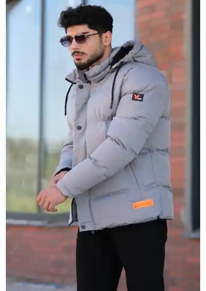 Stil Kombin Çıkarılabilir Kapşonlu Armalı Kürklü Şişme Mont Erkekler İçin Kış Şıklığı ve Sıcaklık Sağlar