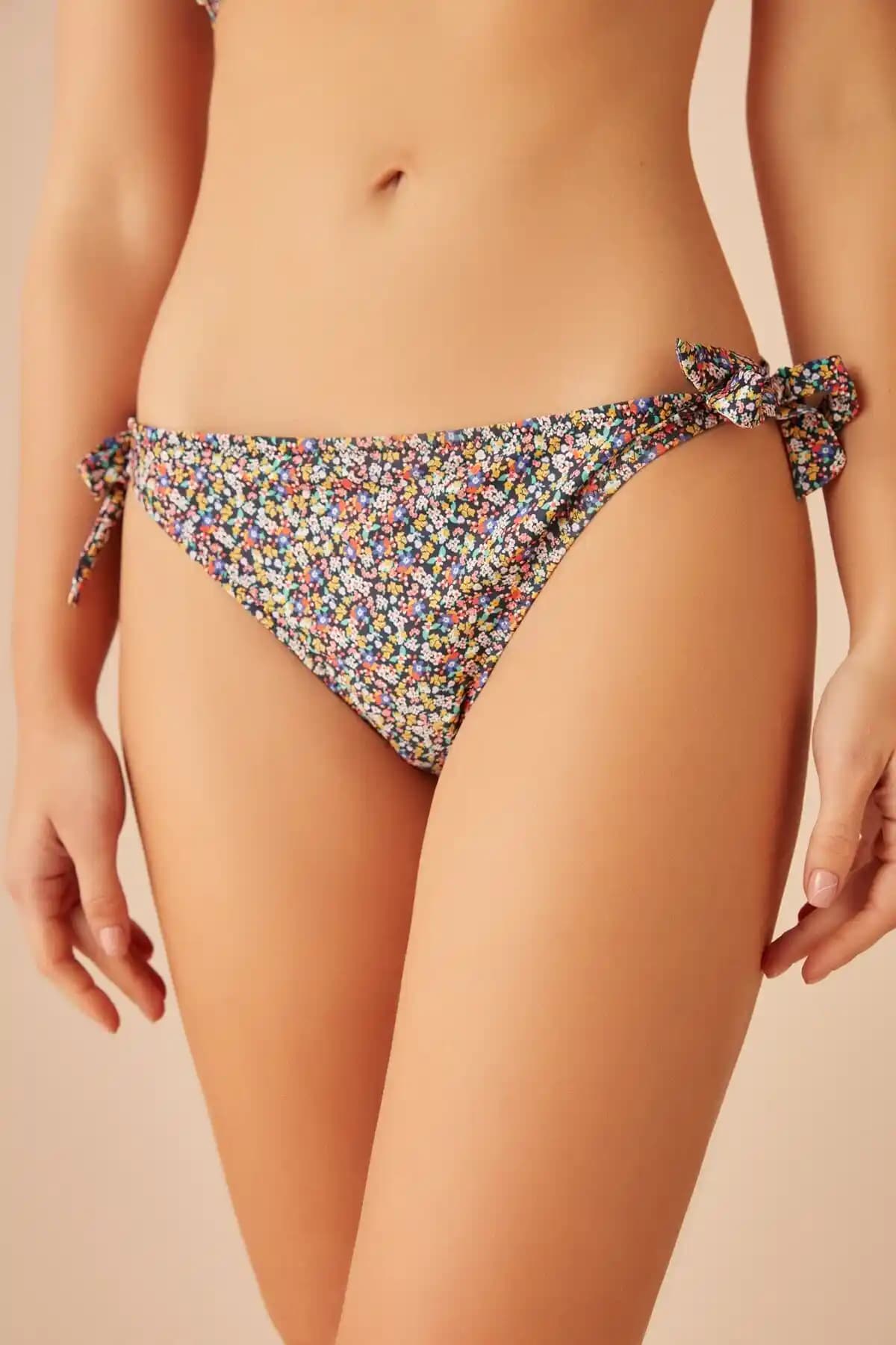 Suwen Kalın Bağcıklı Bikini Altı: Yazın Şıklığını Yansıtan Modern ve Konforlu Tasarım