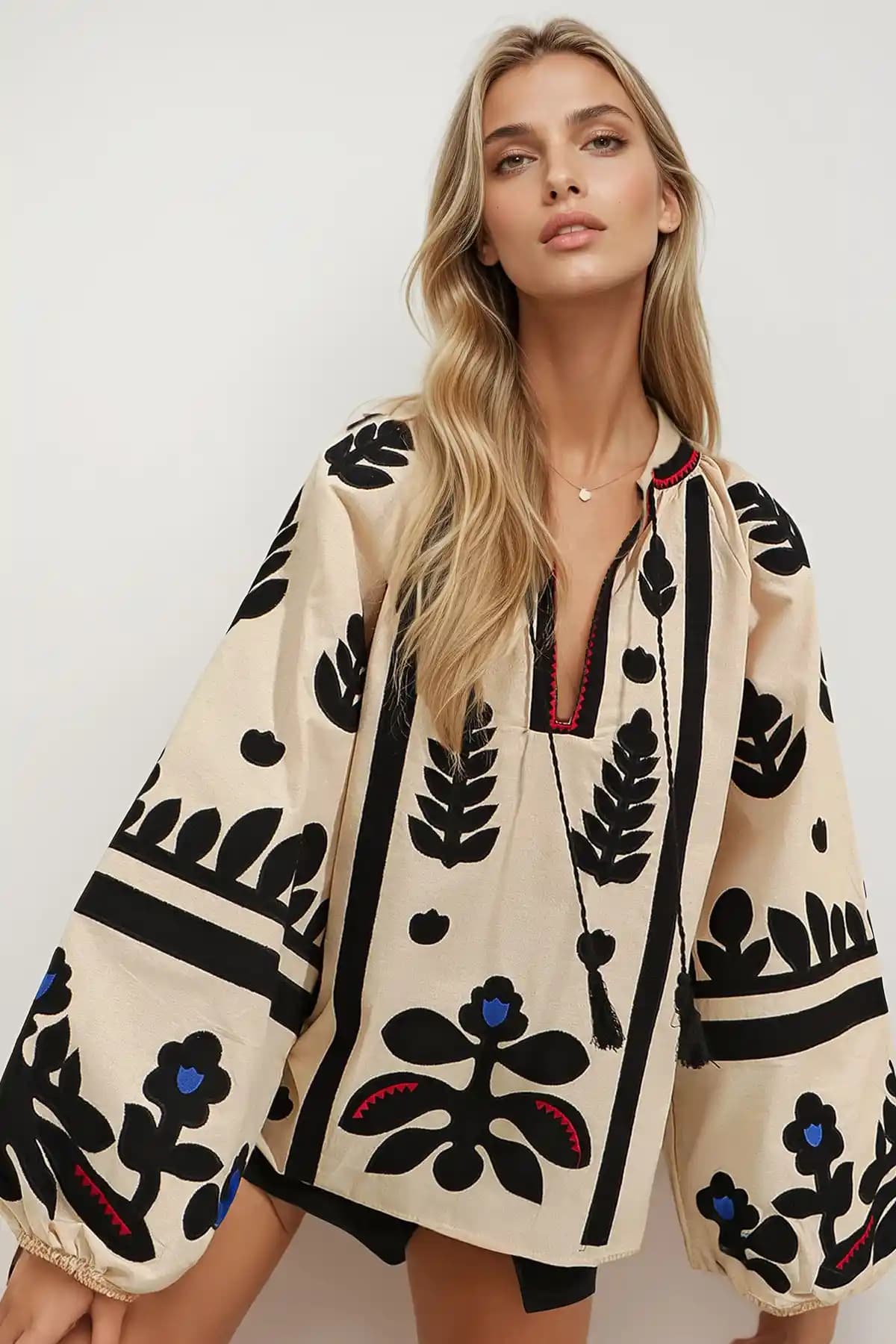 Trend Alaçatı Stili Kadın Bej Kayık Yaka Püsküllü Nakış İşlemeli Balon Kol Dokuma Bluz