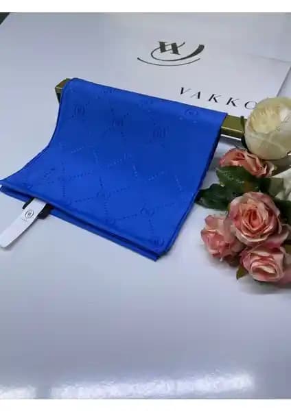 Vakko Eşarp: Zarif ve Şık Tasarımıyla Kadınların Gardrobunda Vazgeçilmez Bir Aksesuar