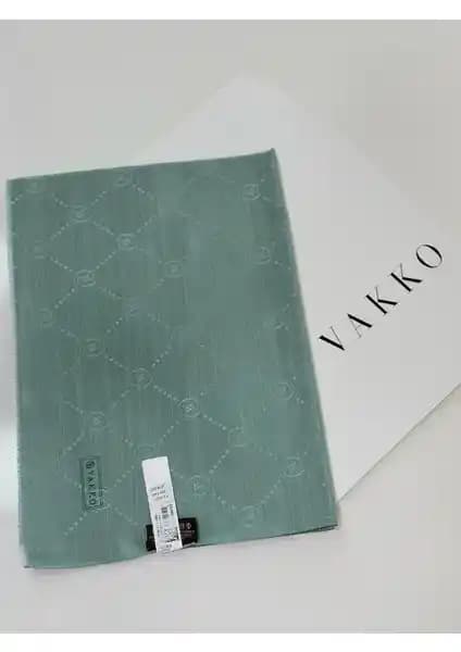 Vakko Şal: Zarif ve Çok Yönlü Kullanımıyla Kadınlar İçin Şıklık ve Konfor Sunan Aksesuar