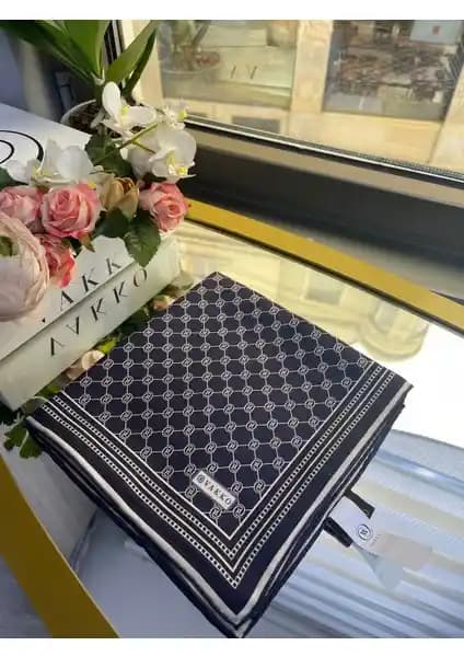Vakko Twill Eşarp: Zarafet ve Şıklık Sunan Yüksek Kaliteli Kadın Aksesuarı