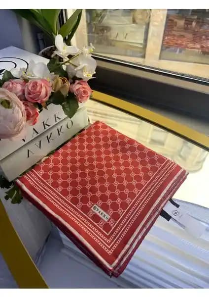 Vakko Twill Eşarp: Zarafetin ve Şıklığın İkonu Yüksek Kaliteli Moda Aksesuarı