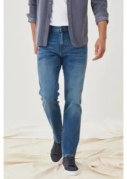 Wrangler Erkek Arizona Koyu Mavi Straight Fit Jean Pantolon: Rahat ve Şık Günlük Giyim Seçeneği