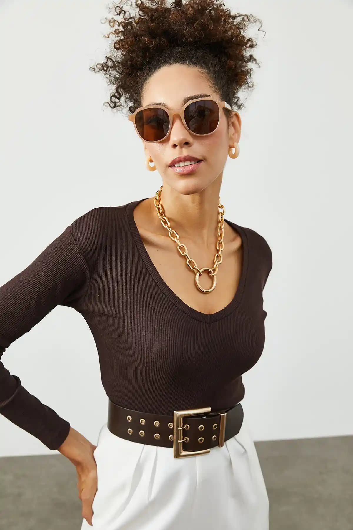 XHAN Kadın Kahverengi V Yaka Kaşkorse Bluz Modern ve Şık Tasarımıyla Günlük ve Özel Kullanım İçin