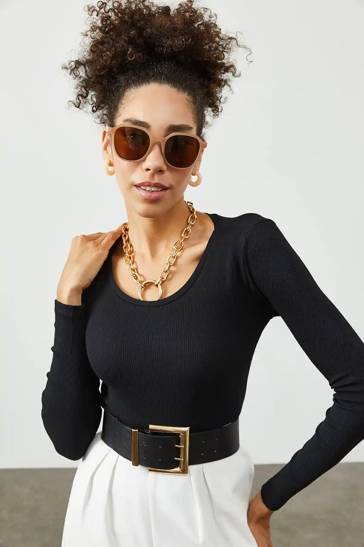 XHAN Kadın Siyah Yuvarlak Yaka Kaşkorse Bluz Modern ve Şık Tasarım Detaylarıyla