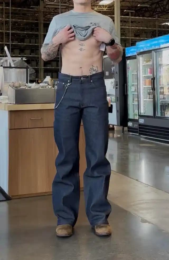 Atletik Vücut Tiplerine Uygun Naked & Famous Strong Guy Dirty Fade ve Alternatif Denim Modelleri