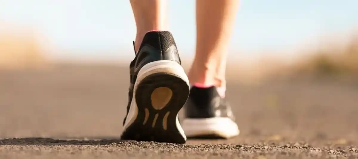 Avrupa Seyahatleri İçin Konforlu ve Şık Deri Spor Ayakkabı Seçimi Rehberi