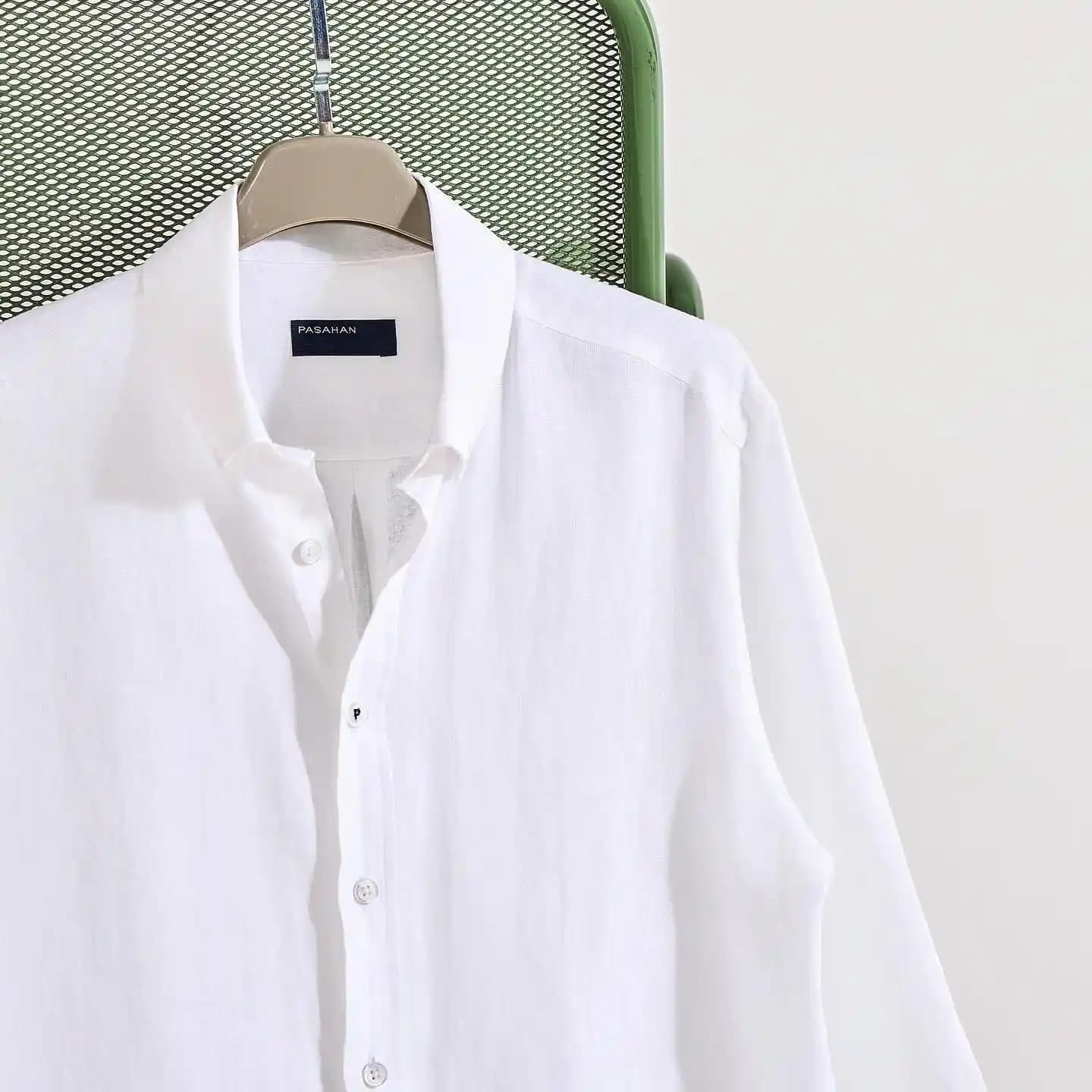 Beyaz Keten Gömleklerde Şeffaflık ve Doğru İç Giyim Seçenekleri